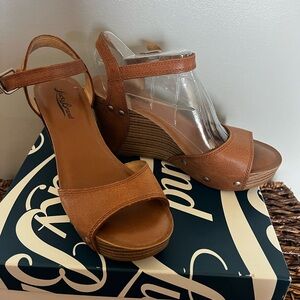 Lucky Brand size 6.5 wedge